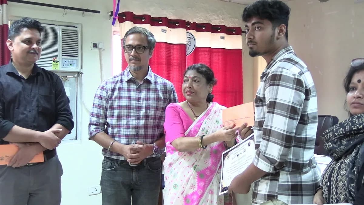 Faculty and guests presenting a certificate to a student winner during the closing prize distribution ceremony of INNOVENTION 2k26